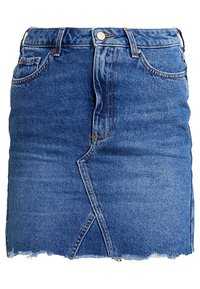 Džínová sukně ve středně modré barvě s nerovným lemem a předním rozparkem. Obsahuje pět kapes a zapínání na knoflík. Klasická textilie džínoviny.