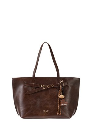 Sac cabas en cuir marron foncé avec deux poignées, quincaillerie dorée et un porte-clés décoratif avec un petit ballon de football et un cordon tressé.