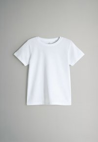 Witte katoenen t-shirt met een ronde hals en korte mouwen. Glad textuur, geen zichtbare patronen of accenten.