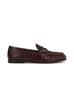 Dunkelbrauner Lederloafer mit strukturiertem, gefaltetem Design am Zehenbereich und niedriger schwarzer Sohle, von der Seite auf weißem Hintergrund gezeigt.