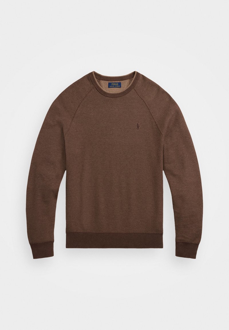 Pull en tricot marron avec un col rond, des manches raglan, un ourlet côtelé et un logo discret sur la poitrine. Tissu texturé avec des tons neutres.