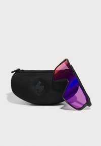 Fekete sport napszemüveg nagyméretű lila gradient lencsékkel, amelyhez egy logo-val ellátott struktúrált fekete tárolótáska is tartozik.