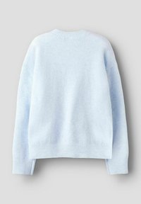 Pull bleu clair avec une texture douce, col rond, épaules tombantes, et poignets et ourlet côtelés. Design simple, sans motifs ni accents visibles.