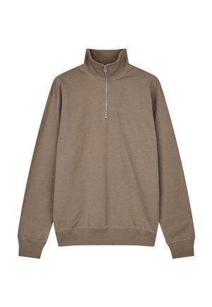 Brauner langärmliger Pullover mit hohem Kragen und halbem Reißverschluss, gerippten Bündchen und dezentem Logo nahe dem unteren Saum vor schlichter Hintergrund.