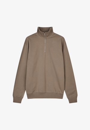 Pull-over marron à manches longues avec un col montant et une demi-fermeture éclair, poignets côtelés, et un logo discret près de l'ourlet inférieur sur un fond uni.