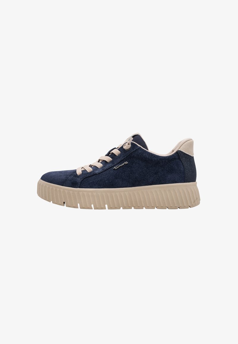 Baskets en daim bleu marine avec une semelle épaisse beige rainurée et des lacets beiges, design bas et logo "Tamaris" sur le côté.