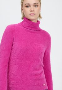 INFLUENCER FLUFFY TURTLENECK PULL - Pullover - fuchsia