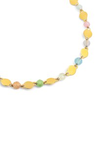 Collar en tono dorado que presenta placas ovaladas planas alternadas y cuentas facetadas multicolores en verde, rosa, azul y naranja.