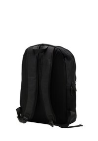 Czarny plecak z fakturowanym wzorem, siateczkowym tyłem i regulowanymi paskami. Zawiera boczną kieszeń na zamek błyskawiczny do dodatkowego przechowywania.