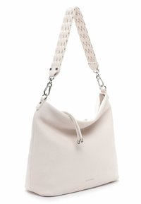 Borsa a tracolla bianca in pelle con finitura testurizzata, dotata di una tracolla intrecciata e una chiusura con coulisse. Accenti in metallo argentato visibili.