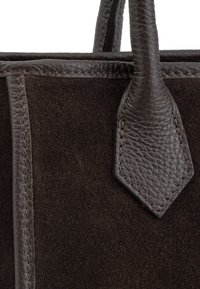 Borsa a spalla in suede marrone con accenti in pelle texturizzata, dotata di manici arrotondati e cuciture a contrasto lungo i bordi.