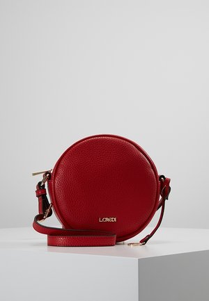 Rund rød læder crossbody taske med guldlogo L.CREDI og justerbar rem på hvid overflade mod grå baggrund.