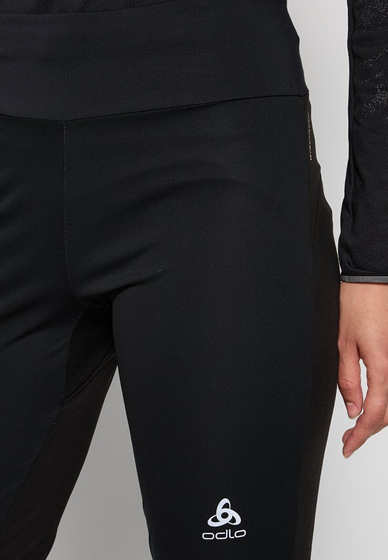 Schwarze Sportleggins mit glatter Textur, ausgestattet mit einem weißen Logo, in enganliegendem Design und einem bequemen Bund.