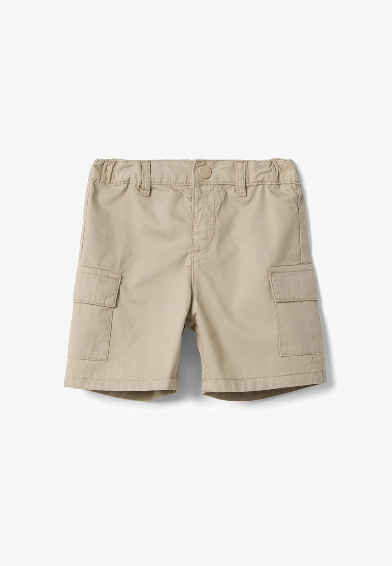 Shorts cargo beige pour tout-petit avec taille élastique, fermeture par bouton, passants pour ceinture et poches à rabat de chaque côté.