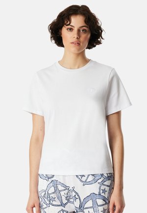 Witte katoenen t-shirt met een ronde hals, korte mouwen en een klein geborduurd logo op de borst, gecombineerd met een patroononderdeel.