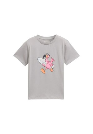 Graues Baumwoll-T-Shirt mit einem grafischen Motiv eines rosa Flamingos, der ein Surfbrett hält. Kurze Ärmel und runder Halsausschnitt. Einfaches Design, lässige Passform.