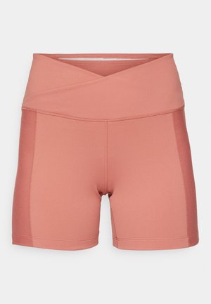 Rosafärgade träningsshorts med överlappande midjeband, slät textur och platta sömmar. Har en åtsittande passform för komfort och rörlighet.