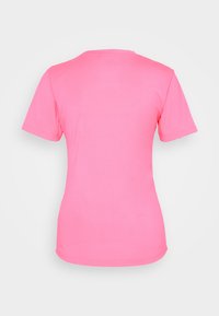 Camiseta de manga corta en color rosa brillante, confeccionada en suave algodón, con cuello redondo estándar y una textura lisa y uniforme.