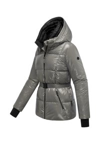 Graue Steppjacke mit glänzender Textur, taillierter Form, abnehmbarer Kapuze und schwarzen Akzenten. Verfügt über einen taillierten Bund und Reißverschlusstaschen.