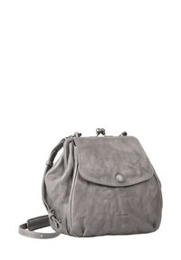 Borsa a tracolla grigia in pelle con chiusura a patta, forma arrotondata e superficie testurizzata. Presenta una tracolla removibile e dettagli metallici.