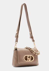 Brun læderhåndtaske med guldfarvet kæde-accent og stort lås. Har en aftagelig rem og en glat tekstur.