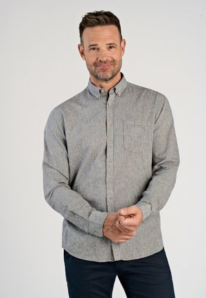 Grijze button-up shirt met een gestructureerde stof, lange mouwen, een borstzak en bruine knopen, gecombineerd met een donkere broek.