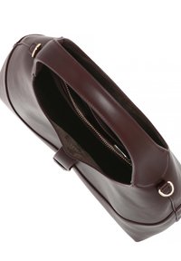 Borsa a mano in pelle color bordeaux con forma strutturata, manico superiore e dettagli in oro. Interno con tasca con cerniera e fodera morbida.