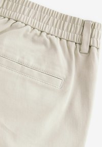 Next SLIM FIT ELASTICATED WAIST - Nohavice - light stone