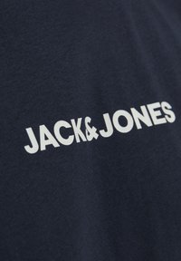 Jack & Jones JJEREID BLOCKING TEE - T-shirt print - navy blazer