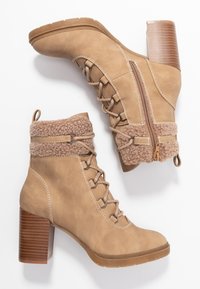 Brązowe botki za kostkę z teksturowanym, futrzanym kołnierzem, sznurowaniem z przodu i suwakiem z boku. Charakteryzują się grubym, drewnianym obcasem i gumową podeszwą.