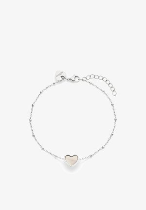 Bracelet en argent avec un pendentif en forme de cœur présentant une incrustation lisse et de couleur claire. Chaîne réglable avec un fermoir à mousqueton et un petit charme.