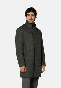 Grauer Mantel aus Wollmischung mit strukturierter Oberfläche, hohem Kragen und Knopfverschluss, ausgestattet mit einer Seitentasche und tailliertem Schnitt.