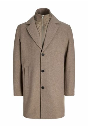 Smeđi kaput od mješavine vune s reverom, pet crnih gumba i bočnim džepom. Ima podstavljeni unutarnji sloj s patentnim zatvaračem.