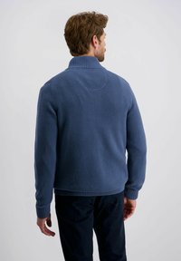 Marineblauer Strickpullover mit hohem, geripptem Kragen und strukturiertem Muster. Verfügt über lange Ärmel und gerippte Bündchen. Rückansicht dargestellt.