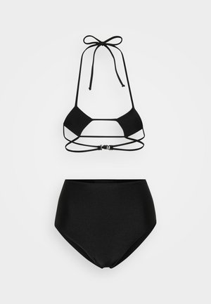 Top de bikini negro con cuello halter, lazos en la espalda y diseño recortado; parte inferior de cintura alta a juego. Material suave y elástico.