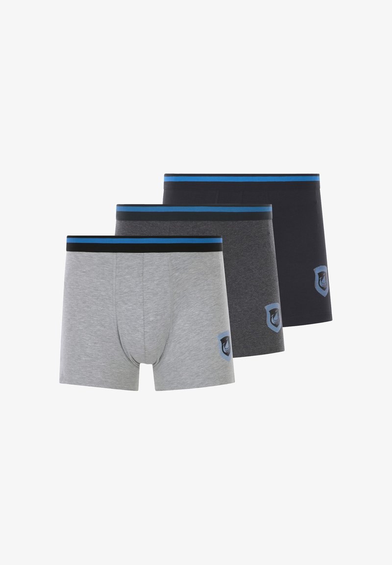 Drei Paare Herren-Boxershorts in Grau, Dunkelgrau und Marineblau, mit elastischen Bund, die mit blauen und schwarzen Streifen sowie Logoakzenten versehen sind.