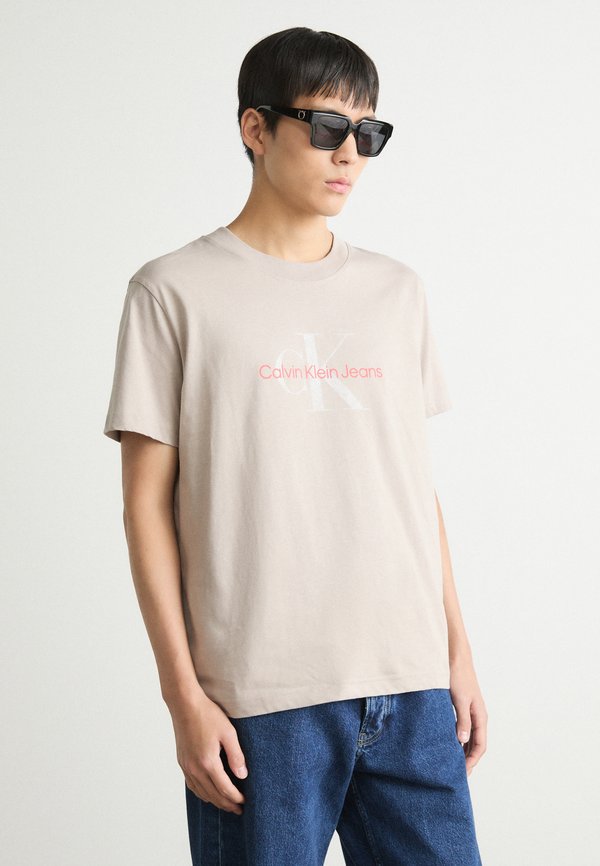 TEXTURED MONOLOGO TEE - Print T-shirt - atmosphere