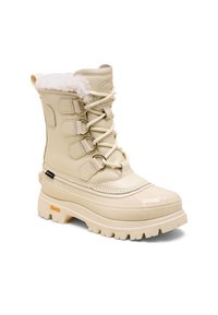 Botte imperméable de couleur crème avec doublure en fausse fourrure, ferrures métalliques, design à lacets et semelle épaisse antidérapante arborant la marque Vibram.