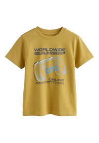 Geel katoenen T-shirt met een grafisch ontwerp van een gamecontroller en de teksten "WORLDWIDE GAMER" en "ONLINE COMPETITION" in blauw en grijs.