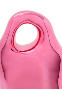 Glansig rosa silikonobjekt med ett avrundat hål på toppen, med mjuka kurvor och en subtil gradient i färgintensitet.