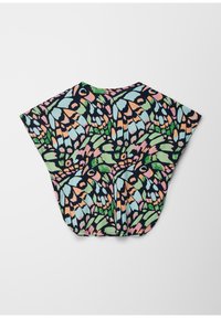 Multikleurige cape met een motief van vlinder vleugels, in tinten zwart, groen, roze en blauw. Zachte stof, wijdvallend ontwerp.