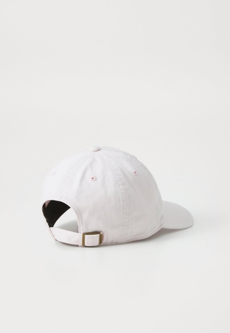 Lichtroze katoenen baseballpet met een gebogen rand, een verstelbare band en een knoop bovenop, voorzien van ventilatiegaten aan de zijkanten.