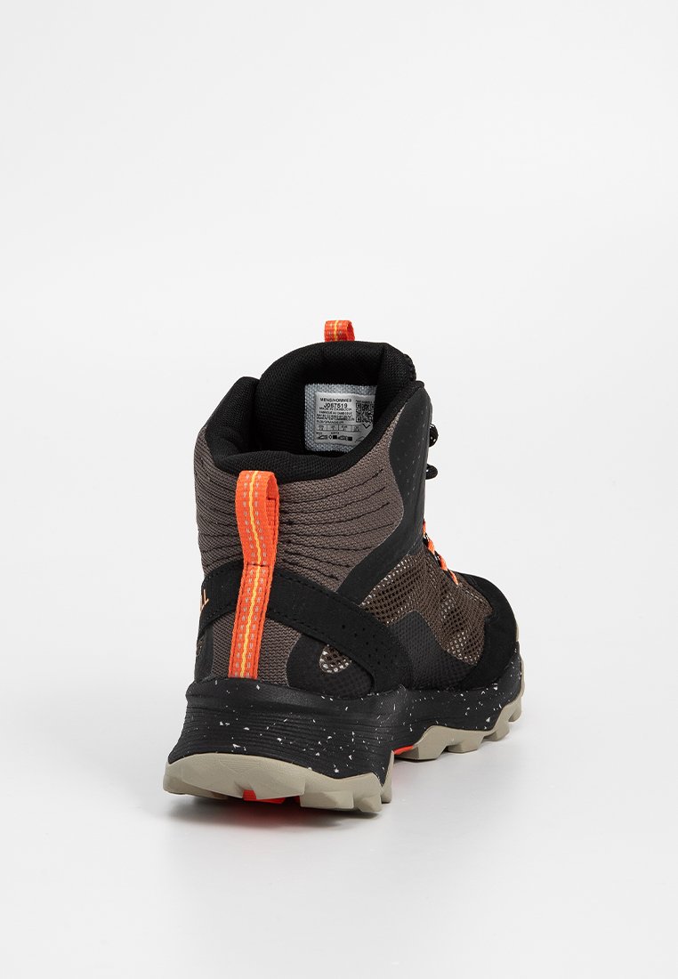 Brązowe i czarne półwysokie buty turystyczne z pomarańczowymi akcentami, z siateczki i materiałów syntetycznych, o teksturowanej powierzchni i nakrapianej gumowej podeszwie.