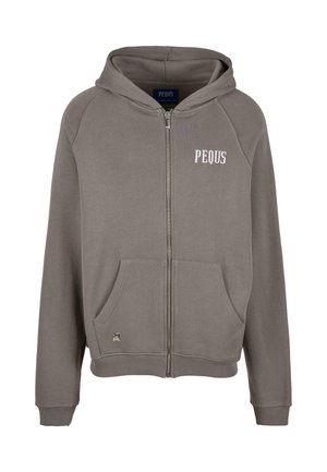 Grå zip-hoodie i bomullsblandning, med en ficka fram, ribbade muddar och en liten logo "PEQUS" på vänster bröst.