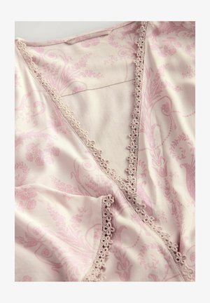 Hellrosa Kleidungsstück mit floralen und Paisleymustern; zeichnet sich durch einen Spitzensaum entlang des Ausschnitts und der Kanten aus; glatte Stoffoberfläche.