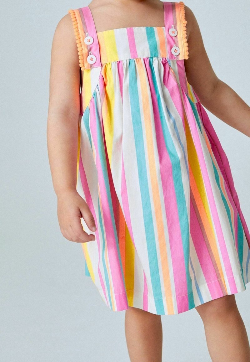 Värikäs raidoitettu mekko, jossa on vaaleanpunaisia, keltaisia ja sinisiä sävyjä, nelikulmainen kaula-aukko ja koristeelliset napit olkaimissa. Kevyt kangas.