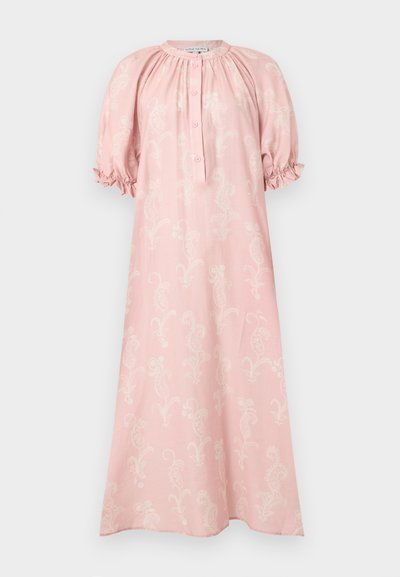 Ροζ midi φόρεμα με φουσκωτά κοντά μανίκια, μπροστινή πατιλέτα με κουμπιά, πιέτες στα μανίκια και διακριτικό λευκό φλοράλ μοτίβο paisley.