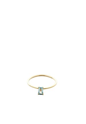 Feiner Goldring mit kleinem rechteckigem hellblauem Edelstein, senkrecht in einer Vier-Krappen-Fassung auf weißem Hintergrund.