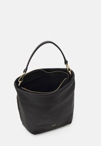 Sac à main en cuir noir avec une seule poignée, une fermeture éclair dorée partiellement ouverte et des détails métalliques dorés sur un fond blanc.