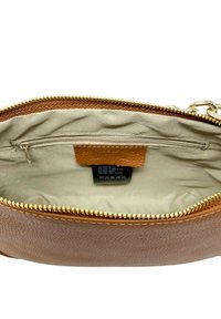 Borsa in pelle marrone con texture e zip dorata, dotata di una fodera interna beige e una piccola tasca con zip all'interno.